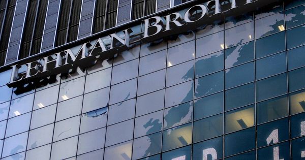 Foto: Imagen del 15 de septiembre de 2008 que muestra la fachada de la sede de Lehman Brothers en Nueva York el día en que el banco se hundió. (EFE)