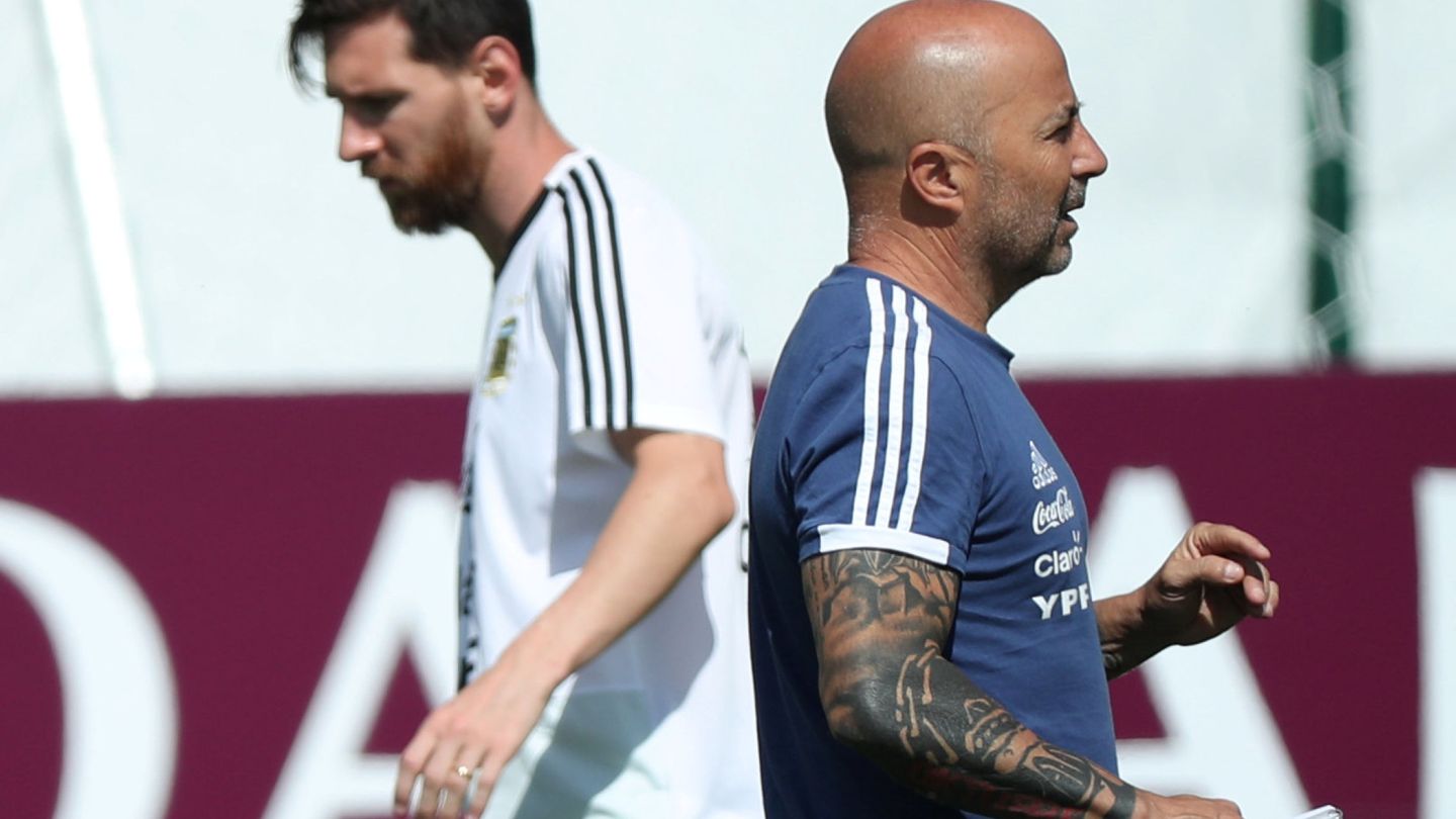 Messi junto a Sampaoli en una entrenamiento reciente. (Reuters)