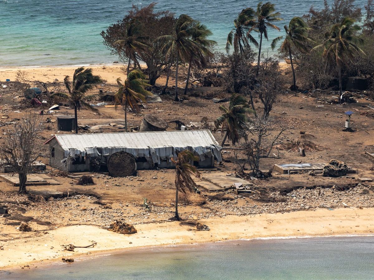 Foto: La isla de Tonga tras el último volcán. (Reuters)
