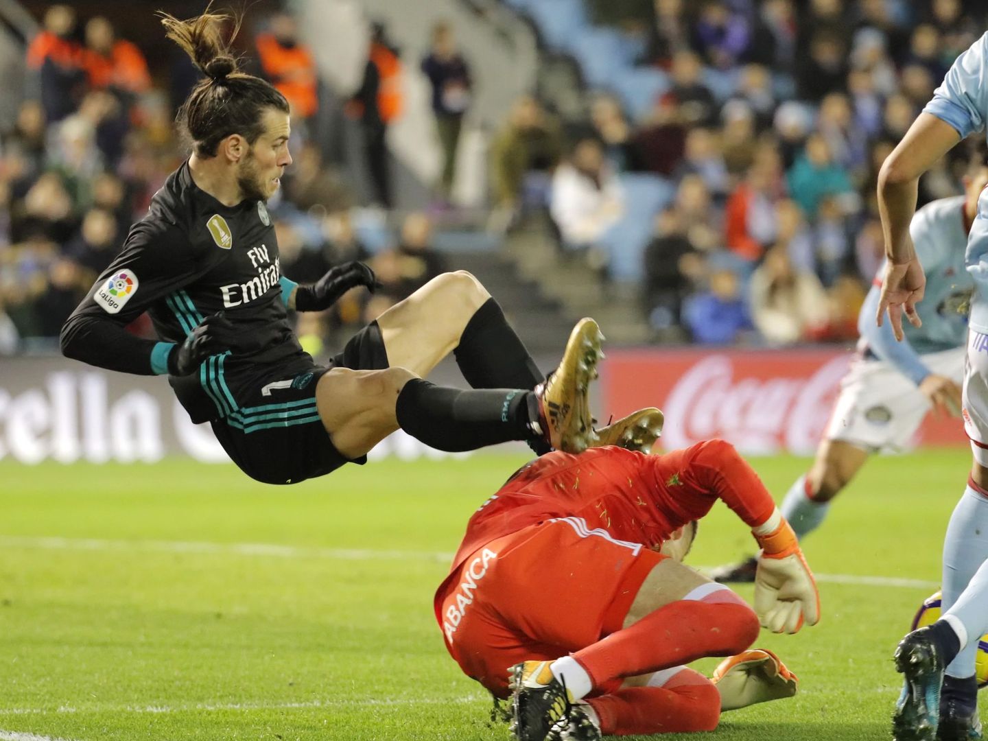 Gareth Bale pelea un balón ante el portero del Celta de Vigo. (EFE)