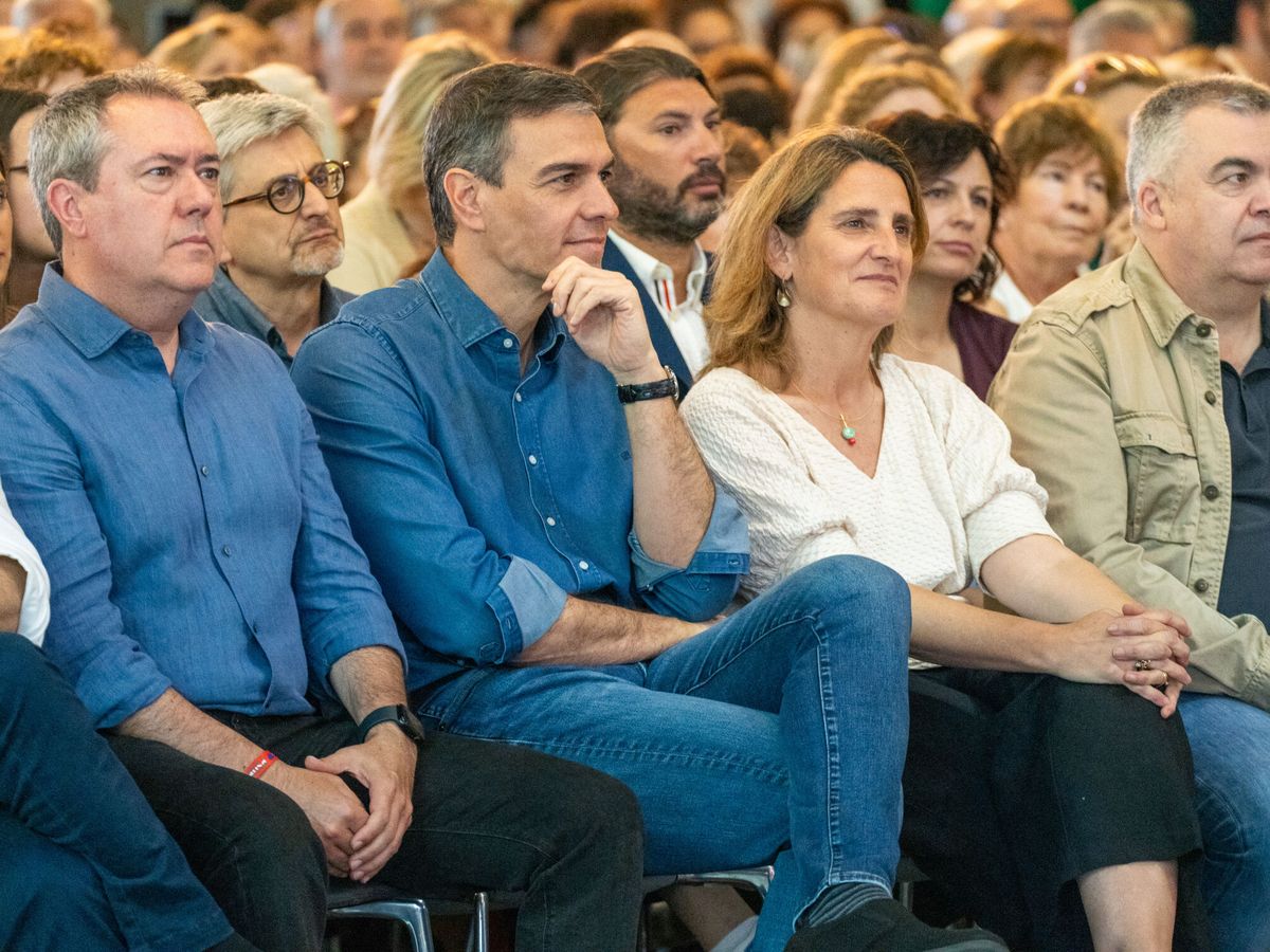 Foto: Pedro Sánchez junto a Teresa Ribera durante un mitin de la campaña electoral para el 9-J en Sevilla. (Europa Press/Francisco J. Olmo)