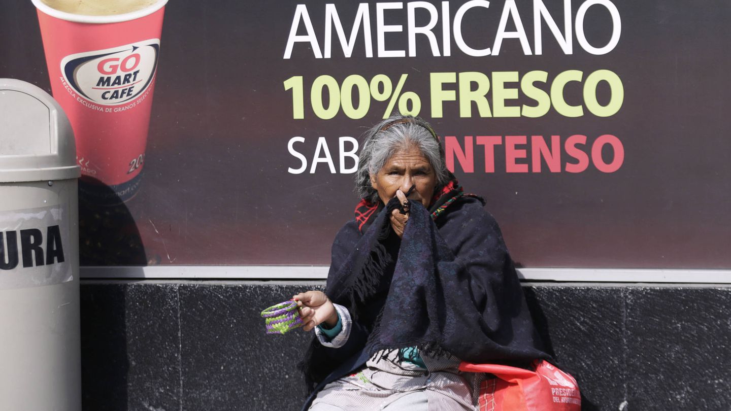 Una mujer pide limosna en la Avenida Reforma de Ciudad de México, en diciembre de 2014. (Reuters) 