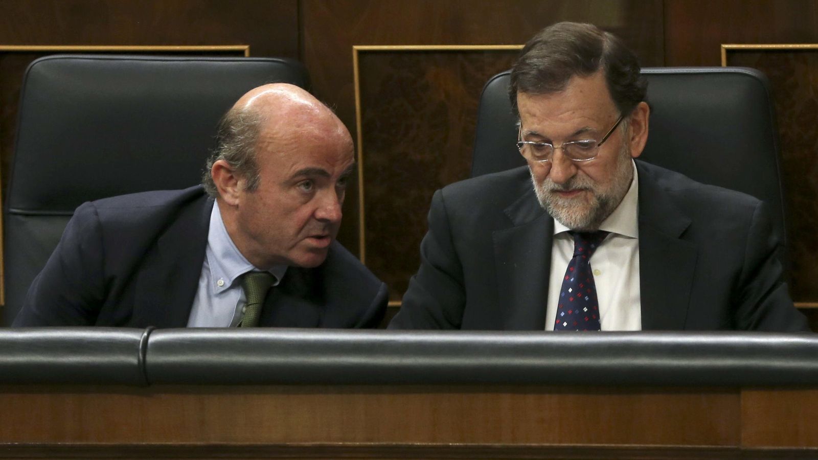 Foto: El presidente del Gobierno, Mariano Rajoy, junto al ministro de Economía en funciones, Luis de Guindos en el Congreso de los Diputados. (EFE)