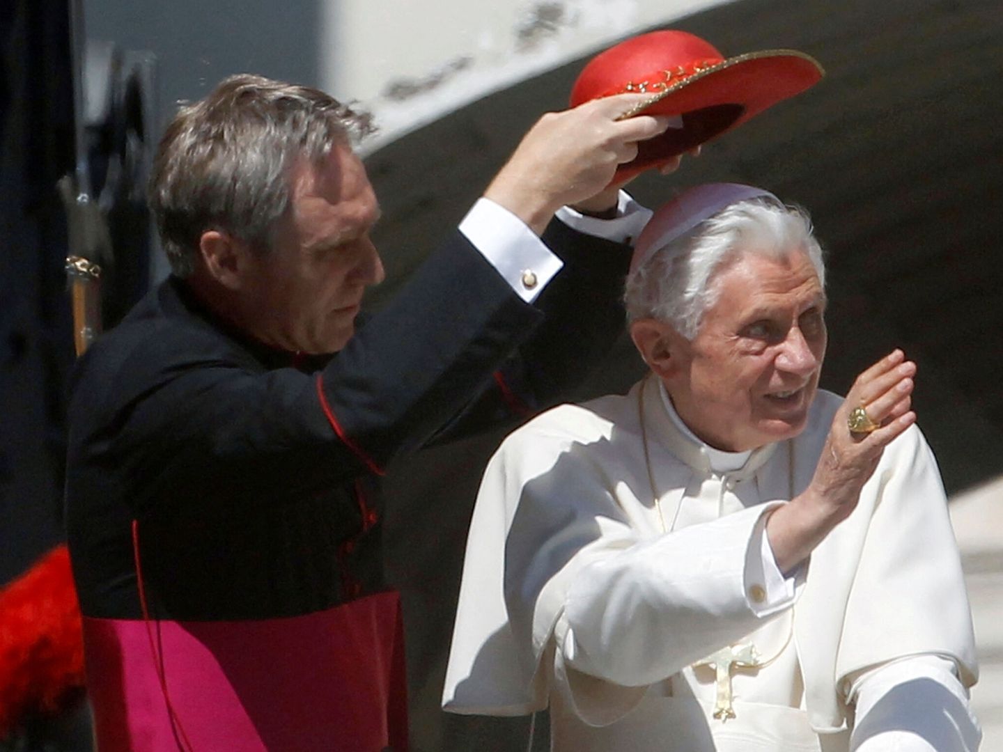 Georg Gänswein le ajusta el sombrero a Benedicto XVI a su llegada a la Plaza de San Pedro. EFE