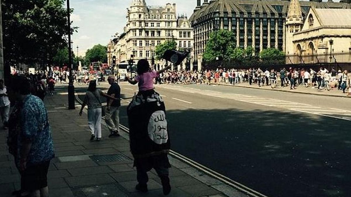 El hombre que paseó por Londres con su hija y una bandera del ISIS
