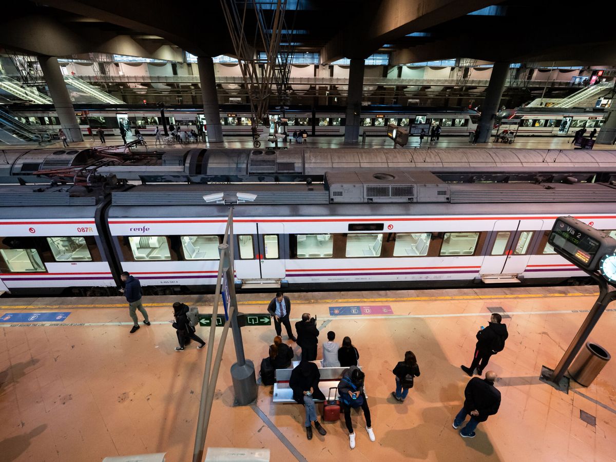 Foto: Varias personas en un andén el día en el que descarriló un tren Almería-Madrid en la estación de Atocha. (EP/Diego Radamés)