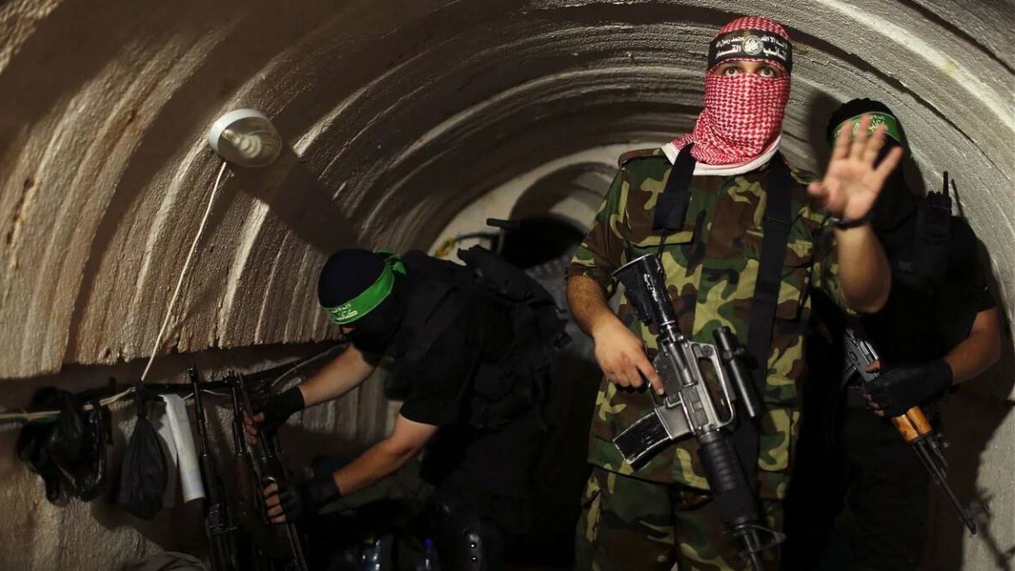 Milicianos de Hamás en uno de sus túneles. (Reuters)