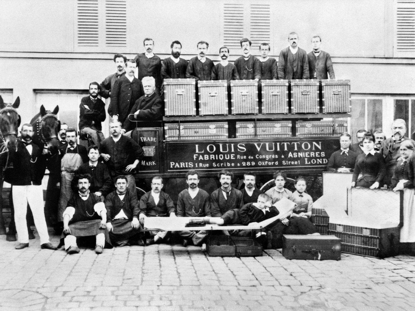 Louis, Georges y Gaston-Louis Vuitton posan junto a los artesanos de la fábrica de d'Asnieres-sur-Seine en 1888. (Imagen: Cortesía Louis Vuitton)
