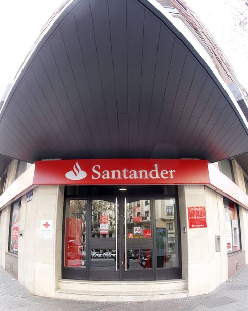 Foto: Fachada de una oficina del Banco Santander en Madrid. (EFE)