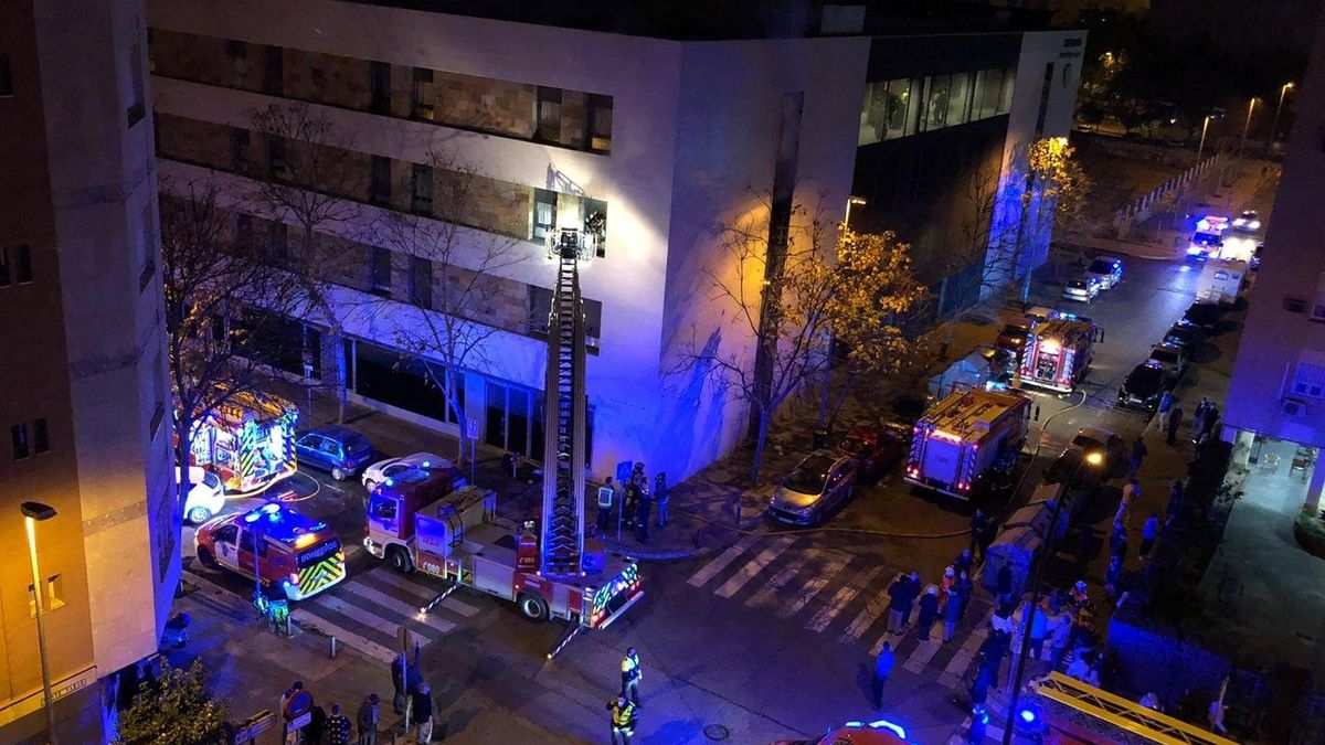 Al menos una fallecida y cinco heridos graves en el incendio de una residencia en Sevilla