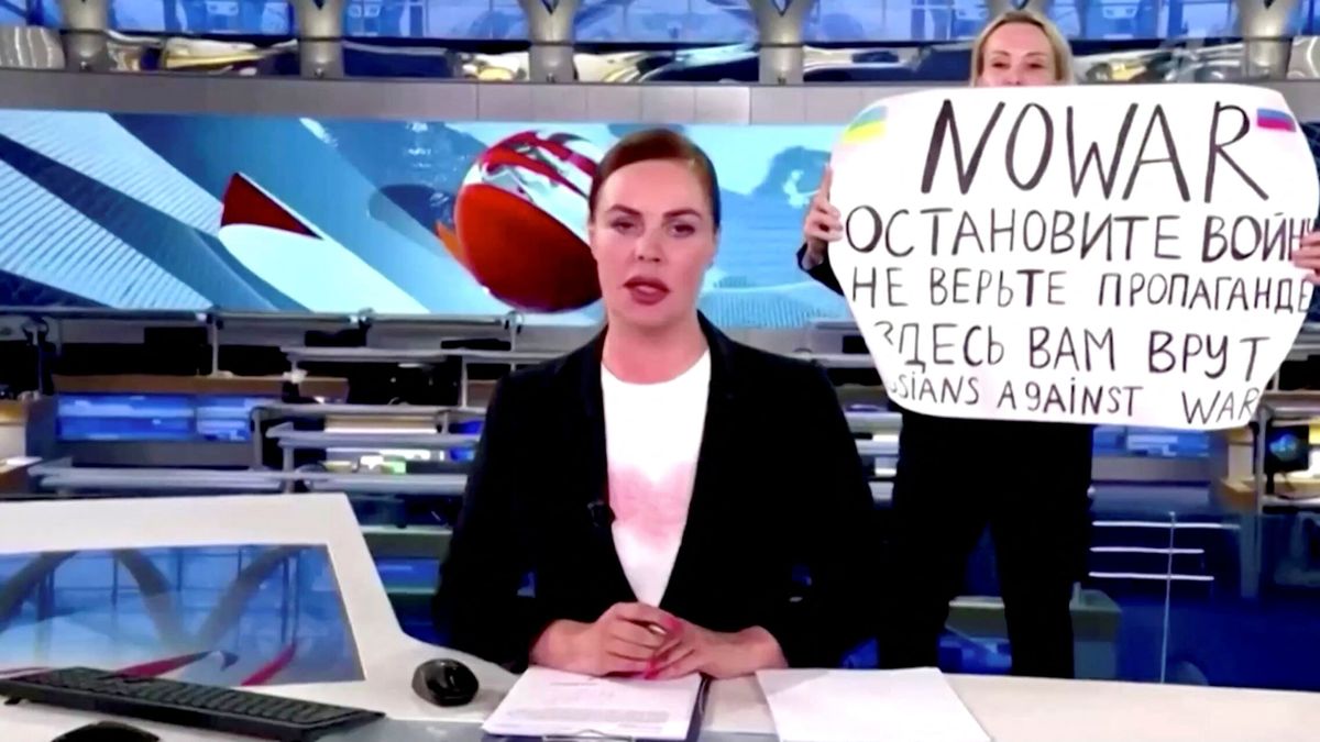 Por qué a los ucranianos no les hacen gracia tus aplausos a la periodista rusa rebelde