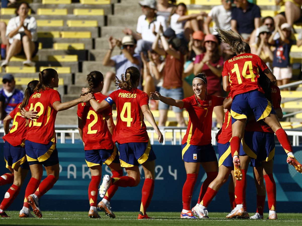 Foto: España suma los primeros tres puntos. (Reuters/Stephane Mahe)