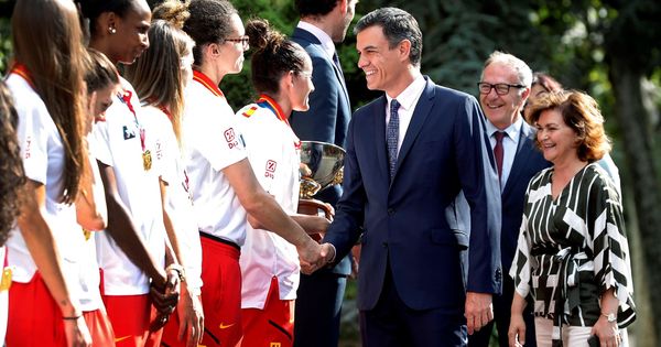 Foto: Pedro Sánchez recibe a la selección femenina de baloncesto con la vicepresidenta, Carmen Calvo, y el ministro José Guirao, este 8 de julio en la Moncloa. (EFE)
