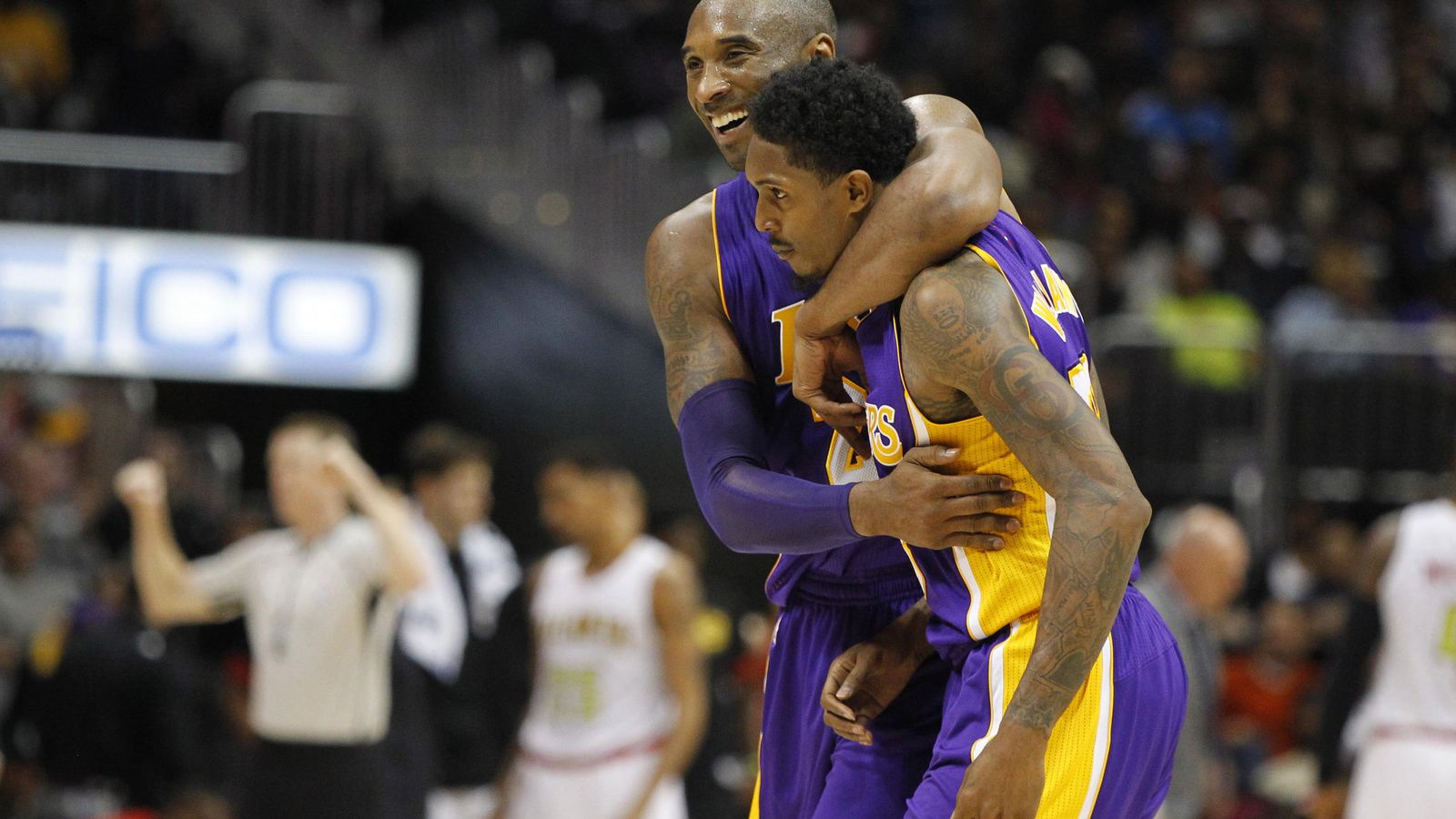 Foto: Lou Williams es abrazado por Kobe Bryant tras un partido de los Lakers (Reuters).