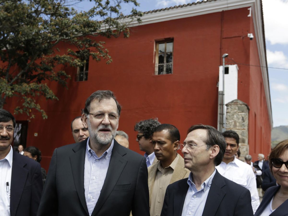 Foto: Mariano Rajoy y Gonzalo Robles, en un viaje de cooperación. (Reuters)