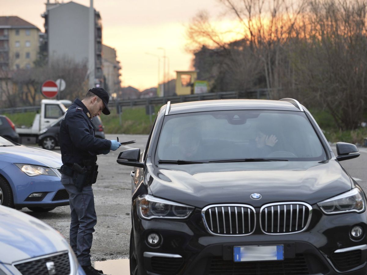 Foto: Un agente pide la documentación a un conductor en Milán. (EFE)