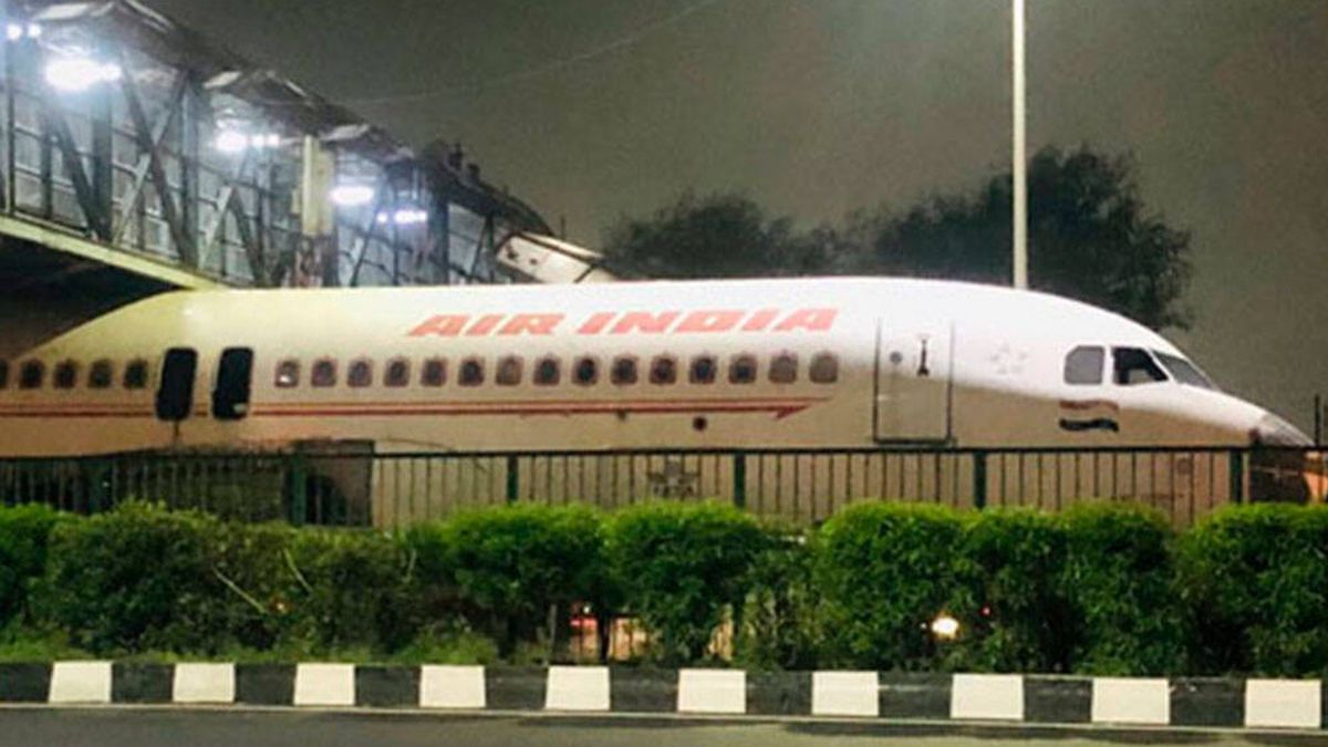 Vídeo | Un avión de Air India se atasca bajo un puente cerca de Nueva Delhi
