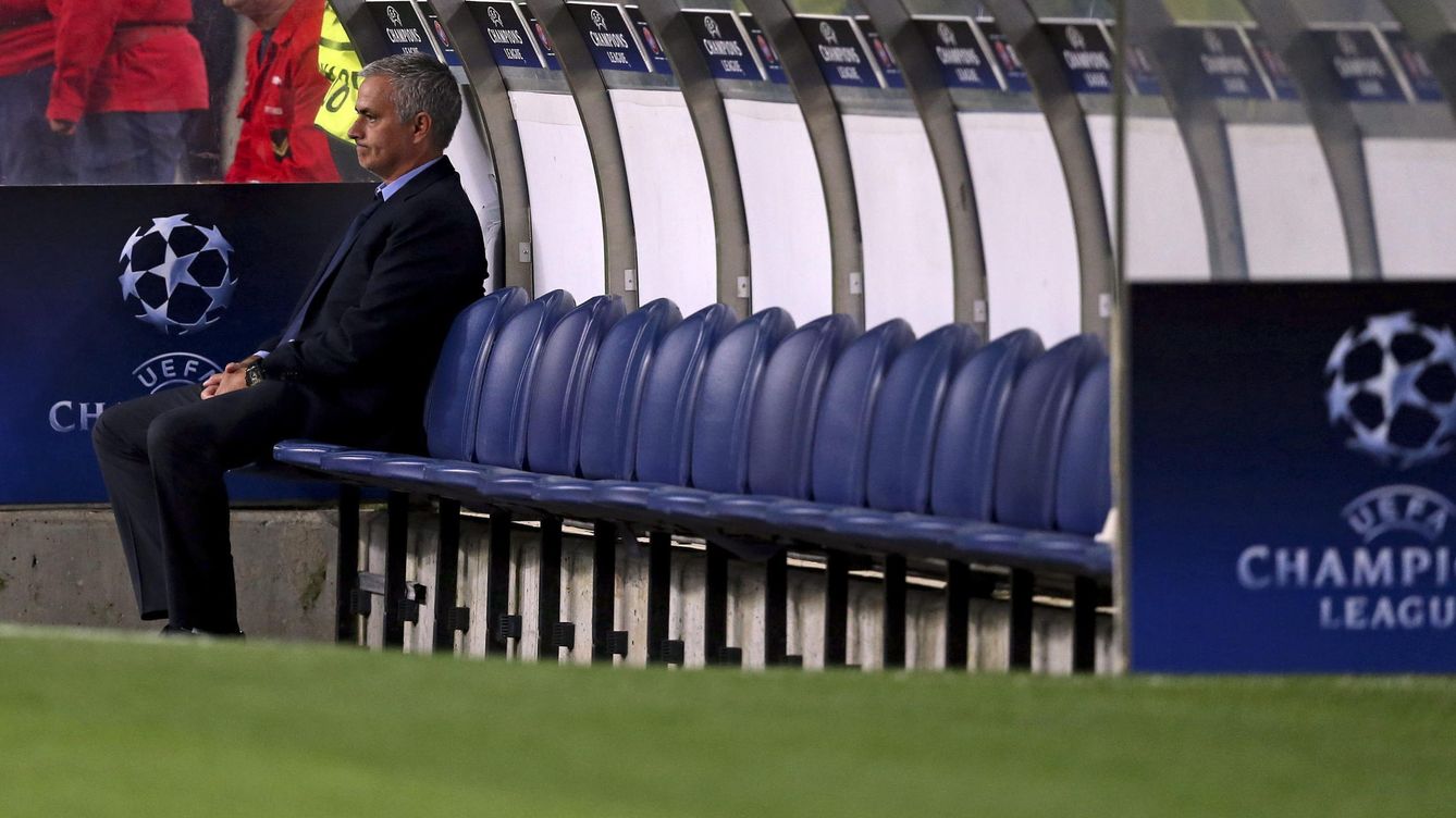 Foto: Mourinho sentado en el banquillo del estadio Do Dragao de Oporto (Efe)