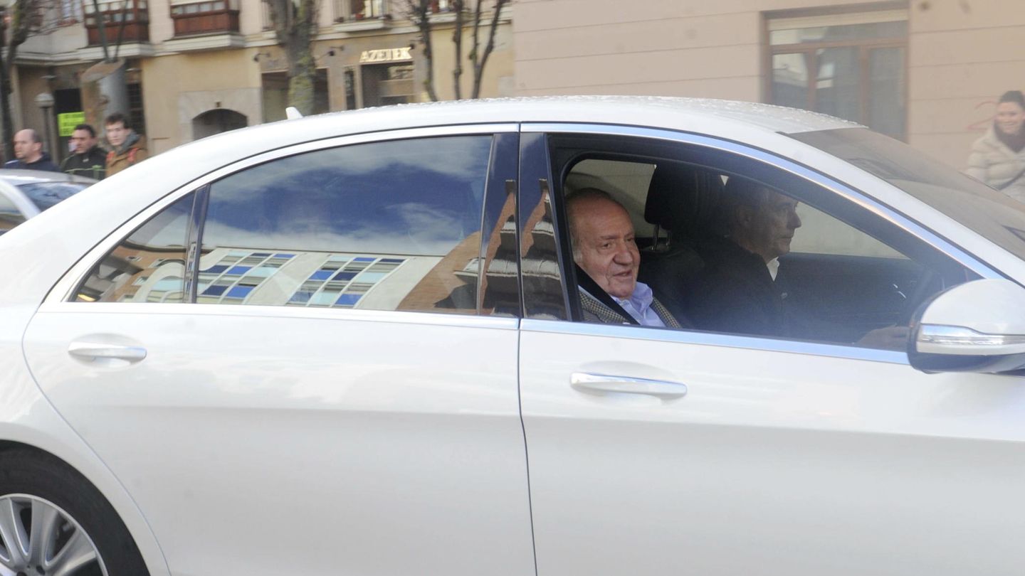 El rey Juan Carlos, en 2015 en Vitoria, llegando a una revisión médica con Mikel Sánchez. (EFE/David Aguilar)