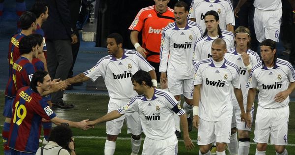 Foto: El 7 de mayo de 2008, los jugadores del Barcelona hicieron el pasillo los del Real Madrid por su título de Liga. (Reuters)