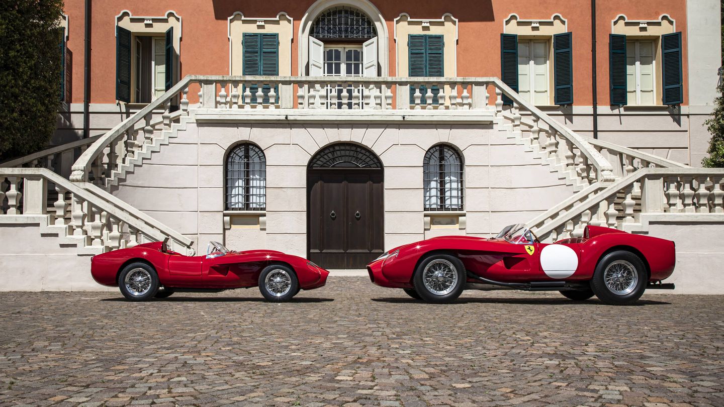 A la izquierda, el Testa Rossa J, que mide 3,1 metros de largo, y a la derecha, un Ferrari 250 Testa Rossa de 1957.