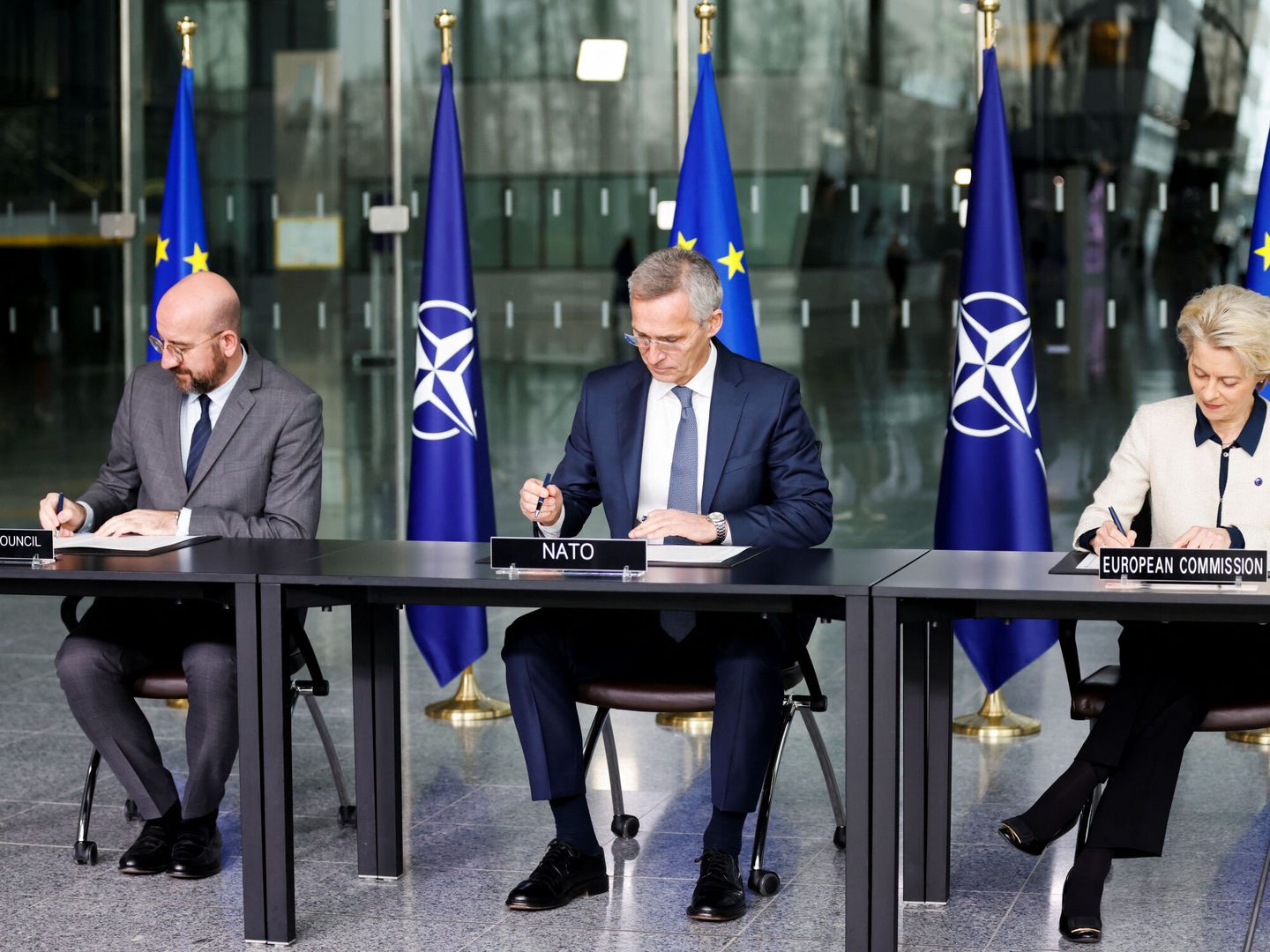 Firma de la declaración conjunta UE-OTAN. (EFE)