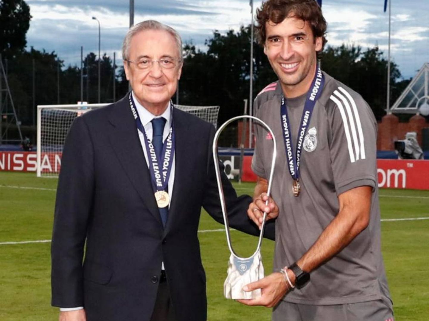 Florentino Pérez y Raúl González Blanco con el trofeo de la Youth League. (Efe)