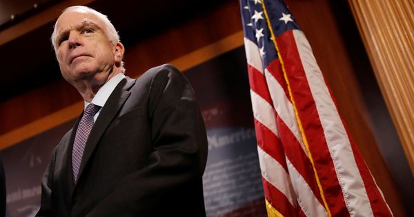 Foto: John McCain responde en rueda de prensa a su resistencia a la propuesta republicana para acabar con el Obamacare. (Reuters)