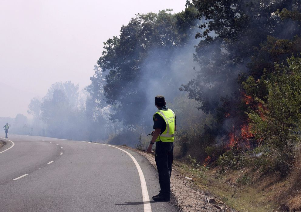 Foto: Un guardia civil observa las llamas de un incendio. (Efe)