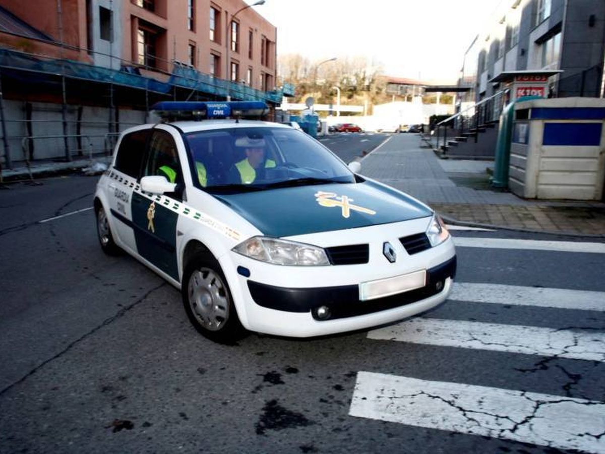 Foto: Agentes de la Guardia Civil en un coche patrulla. (EFE)