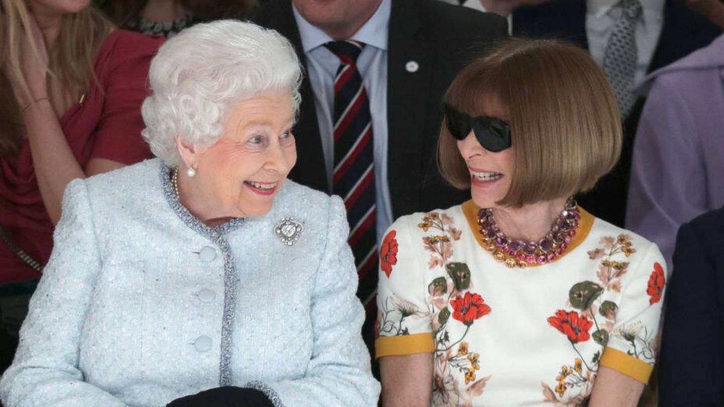 Isabel II sonríe junto a Anna Wintour. (Getty)