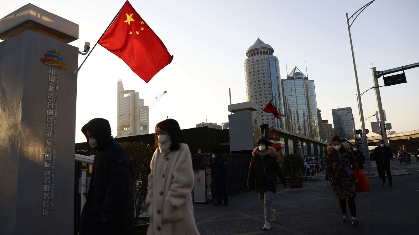 Foto: Gente paseando por el distrito central de negocios de Pekín. (EFE/Mark R. Cristino)