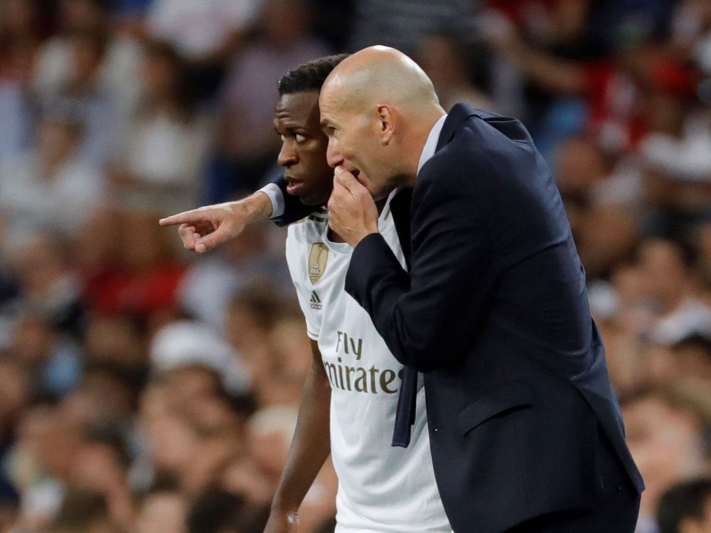 Zidane da instrucciones a Vinicius en el Santiago Bernabéu. (EFE)