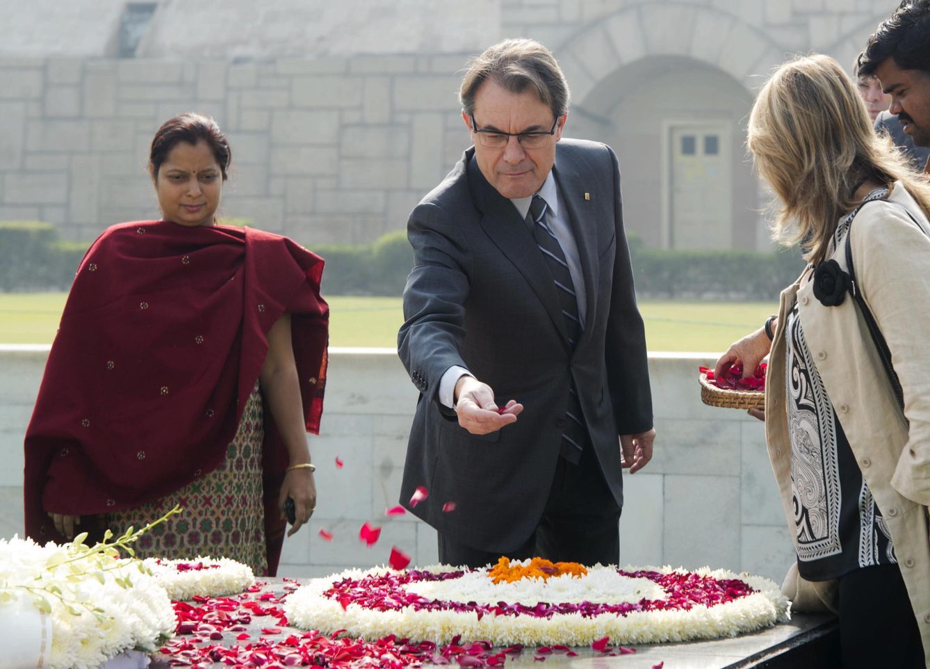 Artur Más, durante la ofrenda floral que en 2013 realizó en el Memorial a Gandhi.