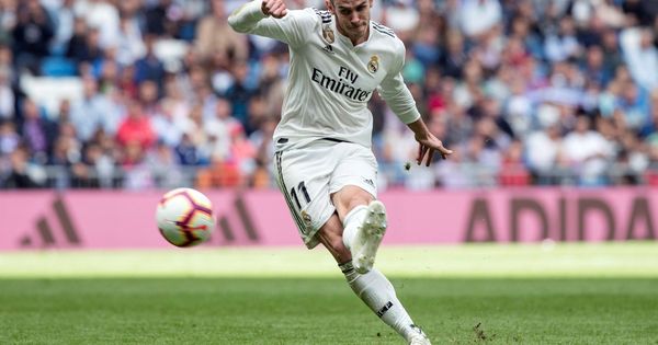 Foto: Gareth Bale remata a puerta durante un partido del Real Madrid. (EFE)