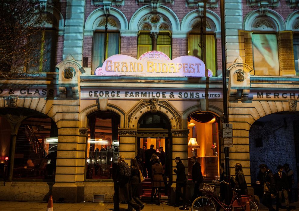 Foto: Recreación del 'Gran Hotel Budapest' en las calles de Londres (Foto: Laura Little/Secret Cinema)