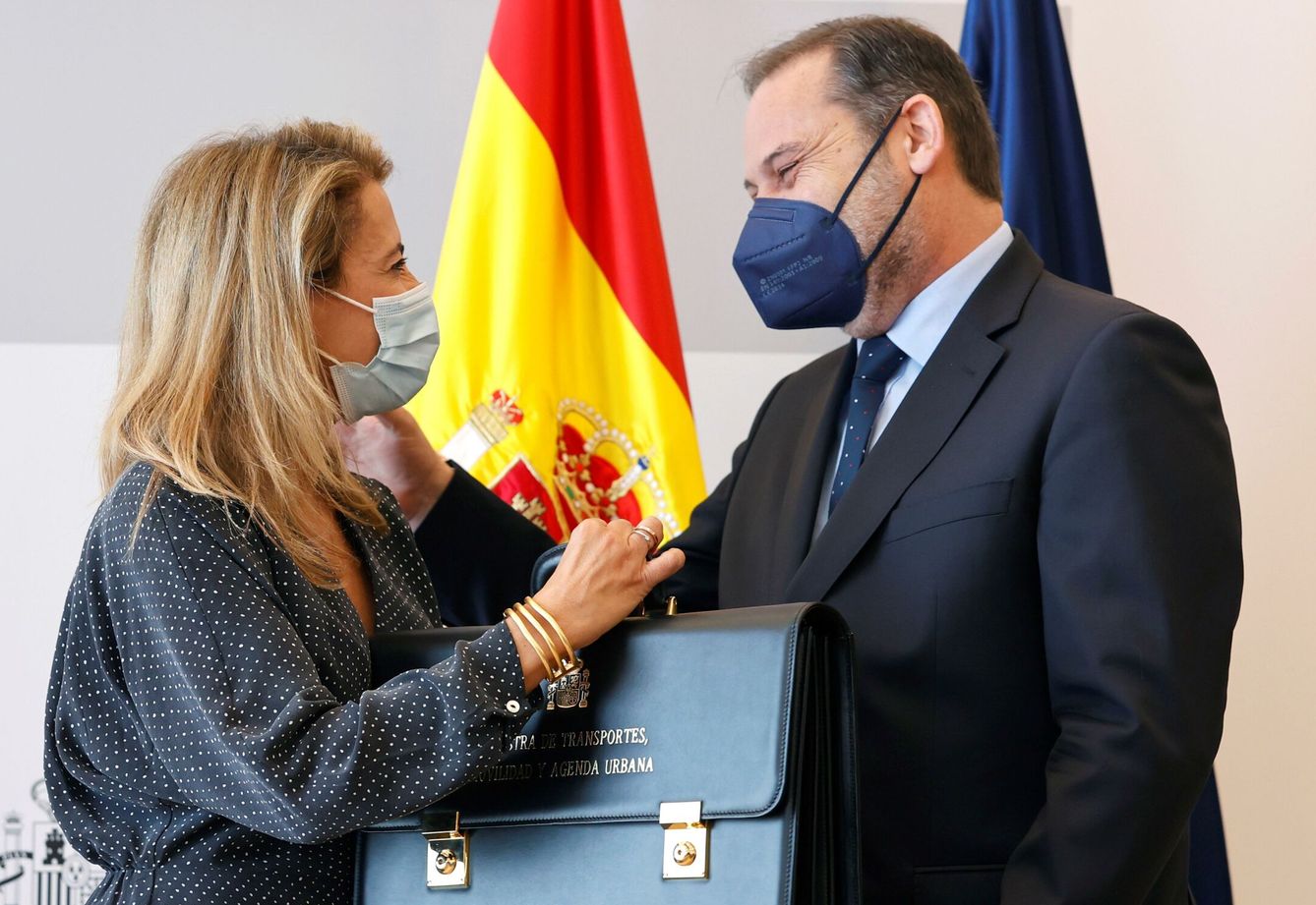 Raquel Sánchez y José Luis Ábalos en el acto de traspaso de carteras. (EFE)