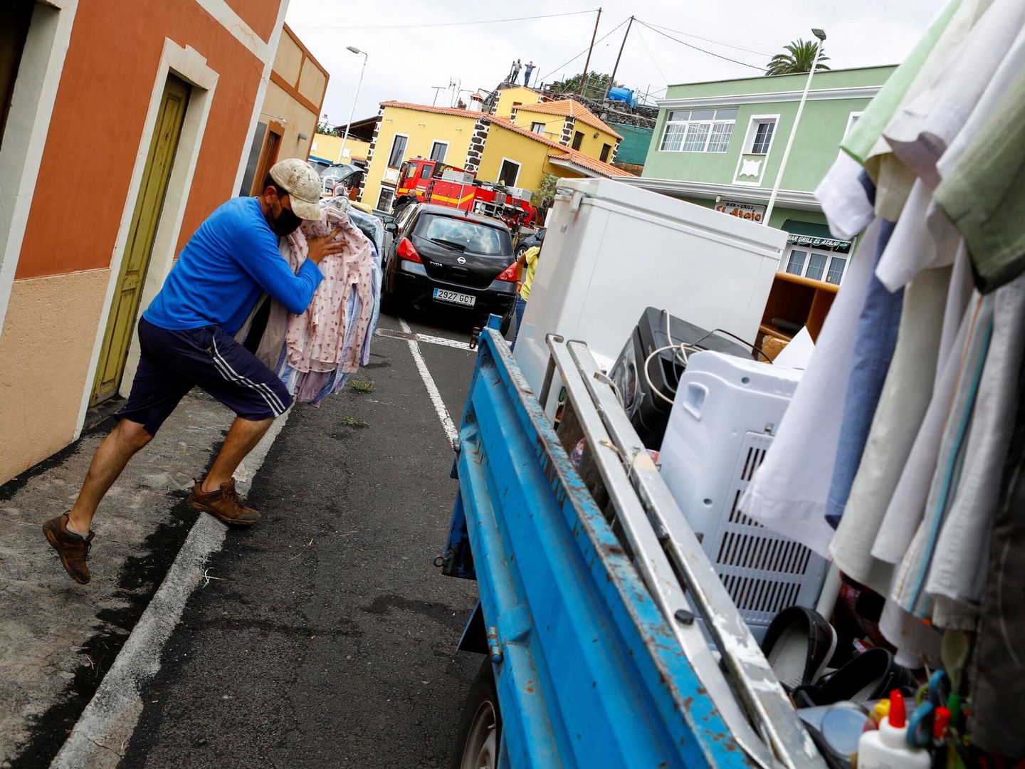 Un vecino de La Laguna evacúa su domicilio (Borja Suárez / Reuters)