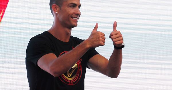 Foto: El futbolista portugués del Juventus, Cristiano Ronaldo, saluda a sus fans durante un acto en Pekín incluido en su 'CR7 tour' anual. (EFE)