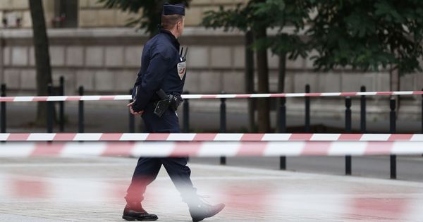 Foto: Perímetro de seguridad frente a la sede de la policía en París. (EFE)