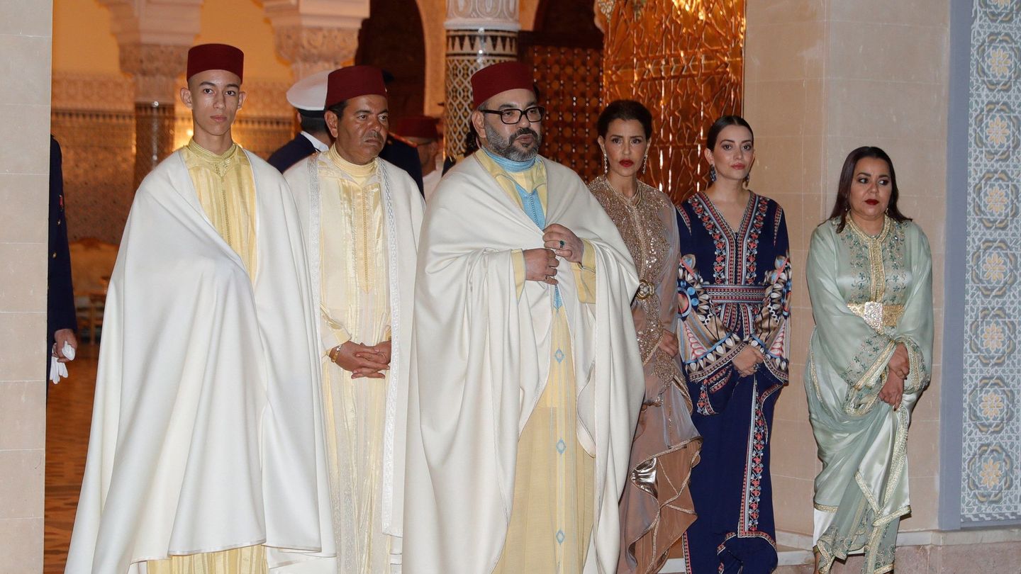 El rey Mohamed, junto a su hijo y sus hermanas en 2019. (EFE)