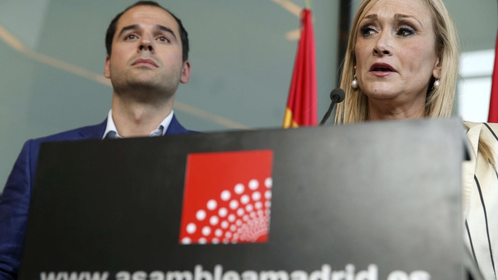 Foto: El portavoz de Ciudadanos, Ignacio Aguado, y la presidenta de la Comunidad de Madrid, Cristina Cifuentes, el pasado mes de junio. (EFE)
