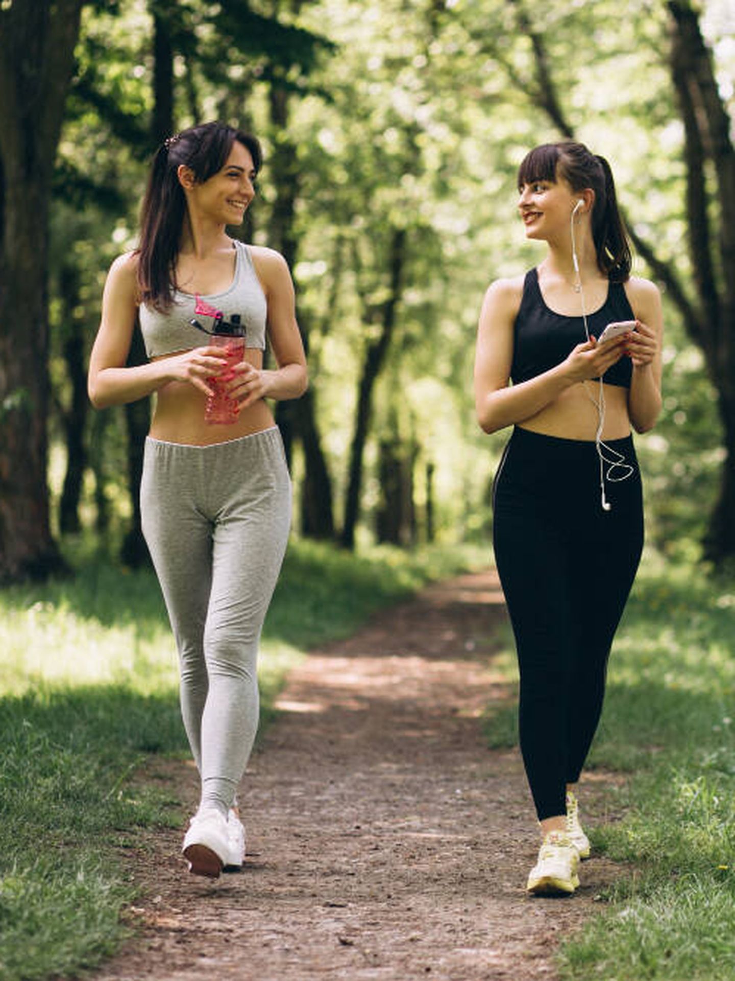 Puedes combinar el paseo a un ritmo rápido con la comba para complementar tu rutina de ejercicio.(Freepik)
