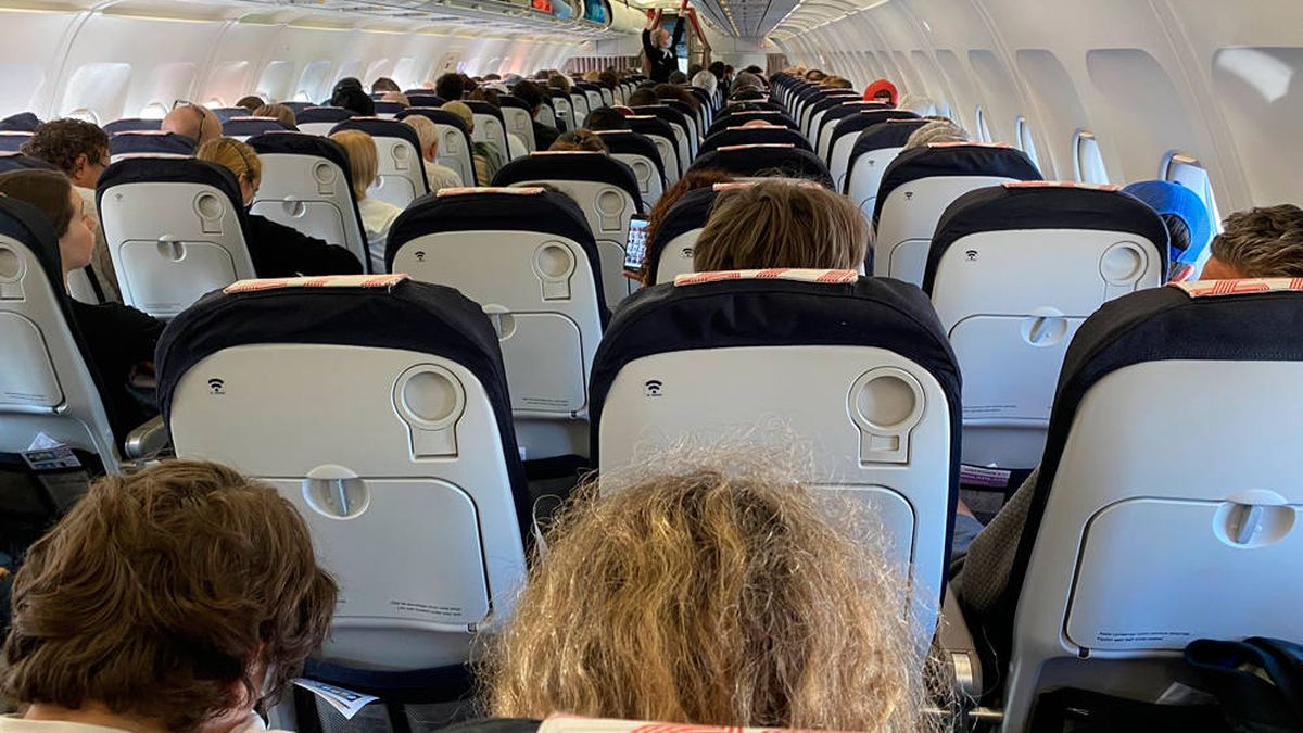 Polémica en Francia por un avión lleno de pasajeros en plena pandemia por Covid-19