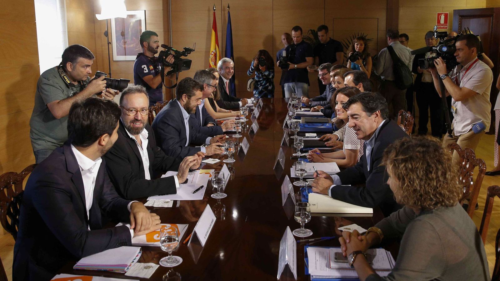 Foto: Reunión de los equipos negociadores de PP y Ciudadanos esta mañana en el Congreso de los Diputados. (EFE)