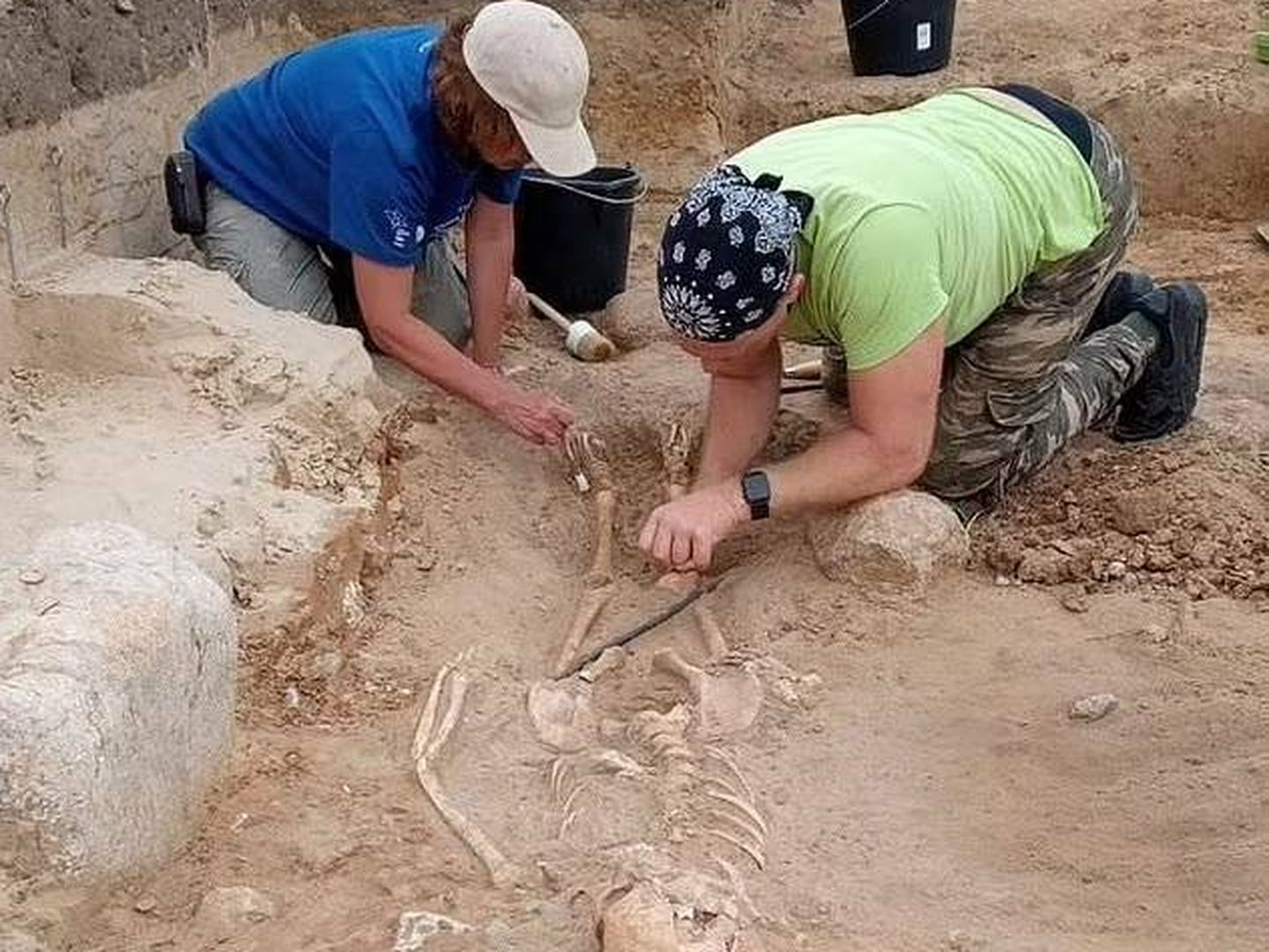 Dos arqueólogos, desenterrando el cadáver del niño vampiro encontrado en Polonia. (Departamento de Arqueología, Universidad Nicolaus Copernicus)