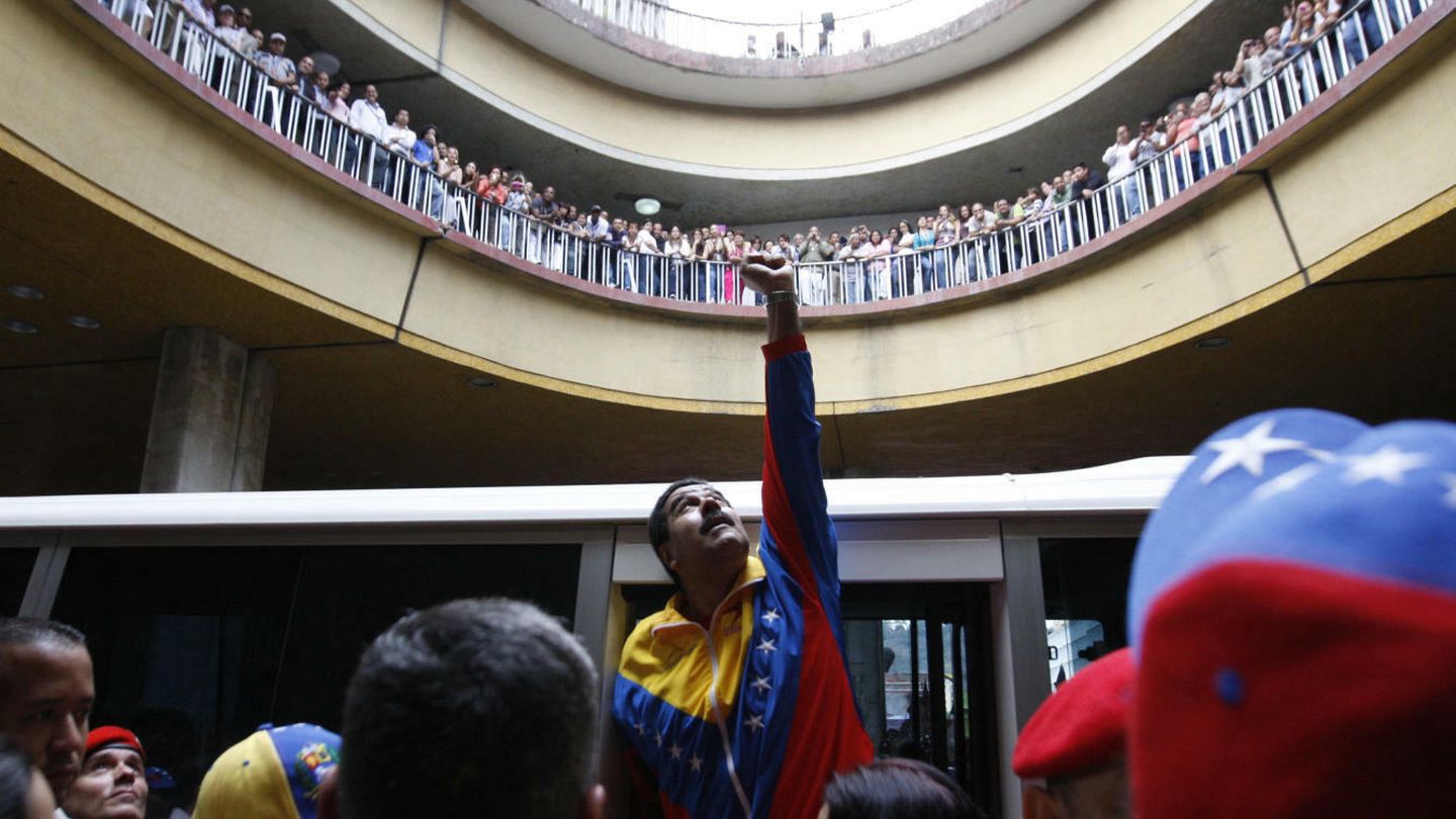 Maduro gesticula hacia simpatizantes tras registrarse como candidato presidencial en marzo de 2013 (Reuters).