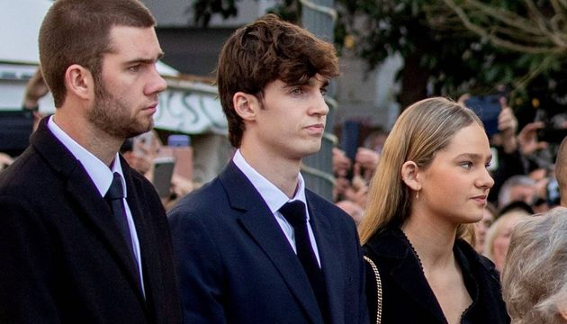 Irene Urdangarin junto a sus hermanos Juan y Pablo en el funeral de Constantino de Grecia. (Cordon Press)
