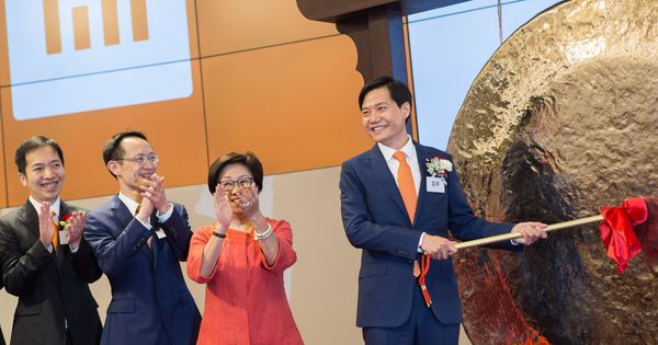 Foto: El presidente de Xiaomi, Lei Jun, toca la campana