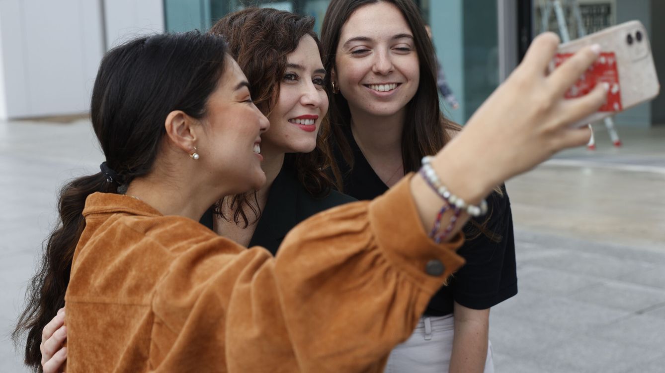 Foto: Isabel Díaz Ayuso posa para un selfi junto a dos jóvenes en Madrid. (EFE/Mariscal)